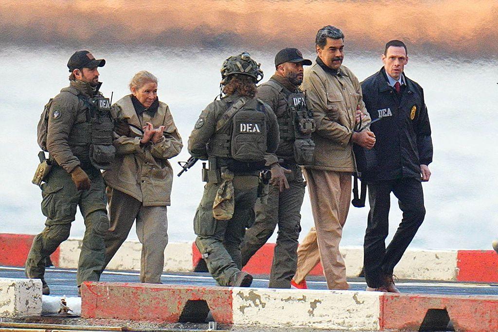 Nicolas Maduro y su esposa, Cilia Flores, son escoltados por agentes de EE.UU.