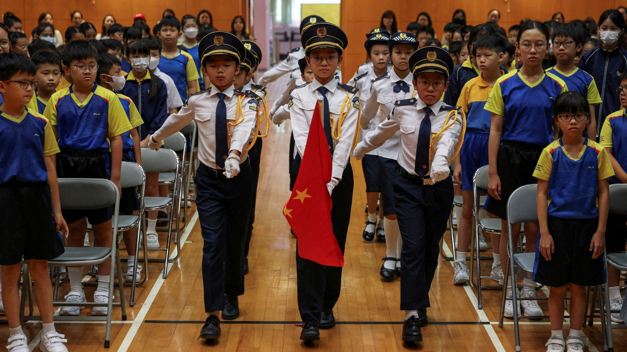 香港主權移交週年前夕某小學舉行升旗禮，儀仗隊舉起中國國旗進入禮堂（30/6/2025）