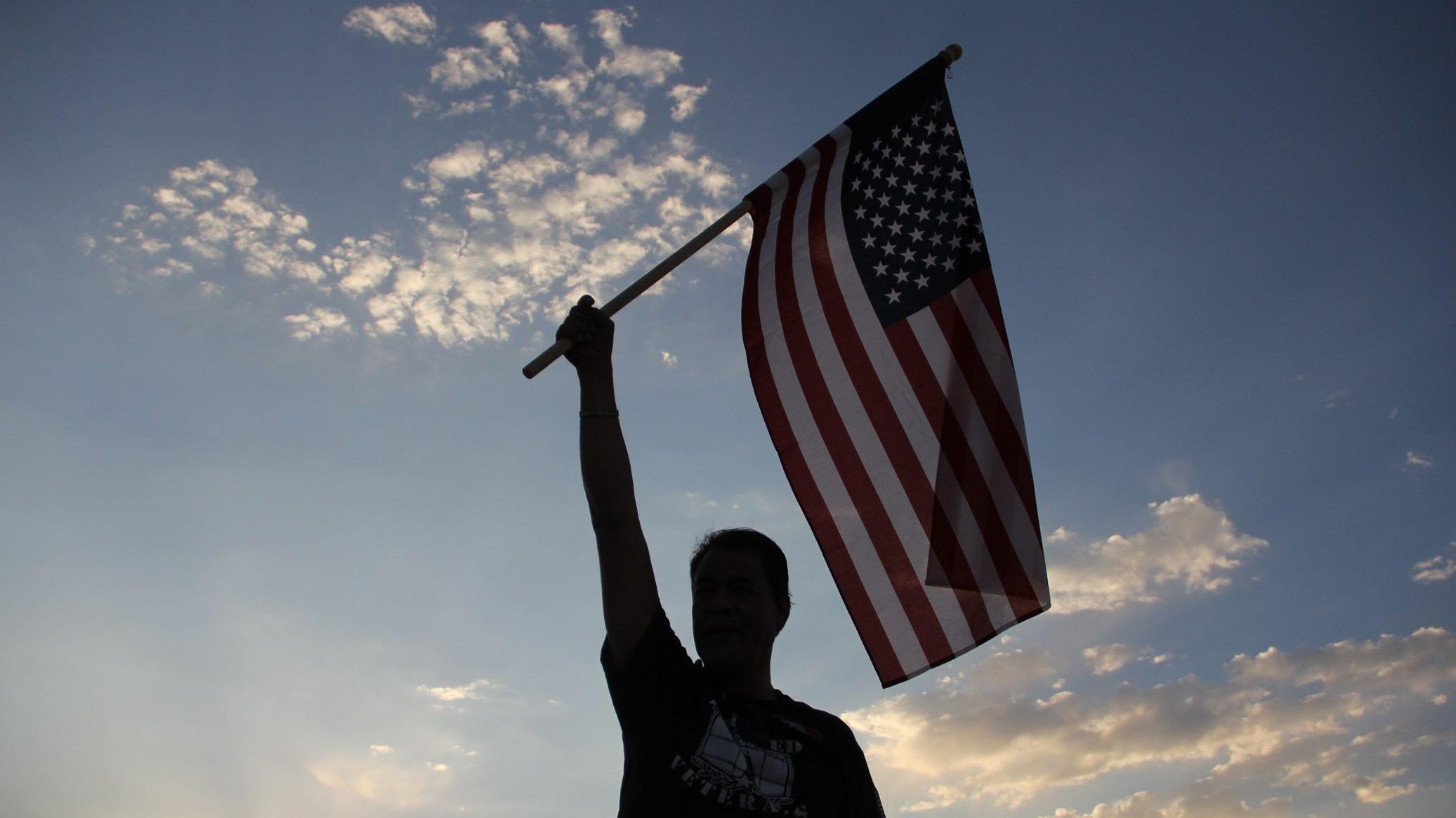 يحتفل قدامى المحاربين المكسيكيين المرحَّلين من الولايات المتحدة بعيد الاستقلال الأمريكي في سيوداد خواريز، تشيهواهوا، في 4 يوليو/تموز 2017. 