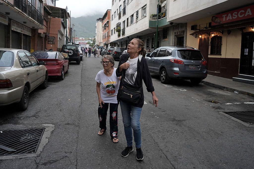 Dos mujeres asustadas en la calle después del terremoto que sacudió a Caracas