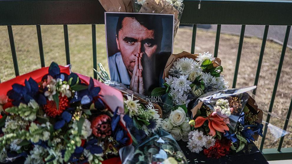 Un homenaje improvisado con flores en honor del activista asesinado en Utah.