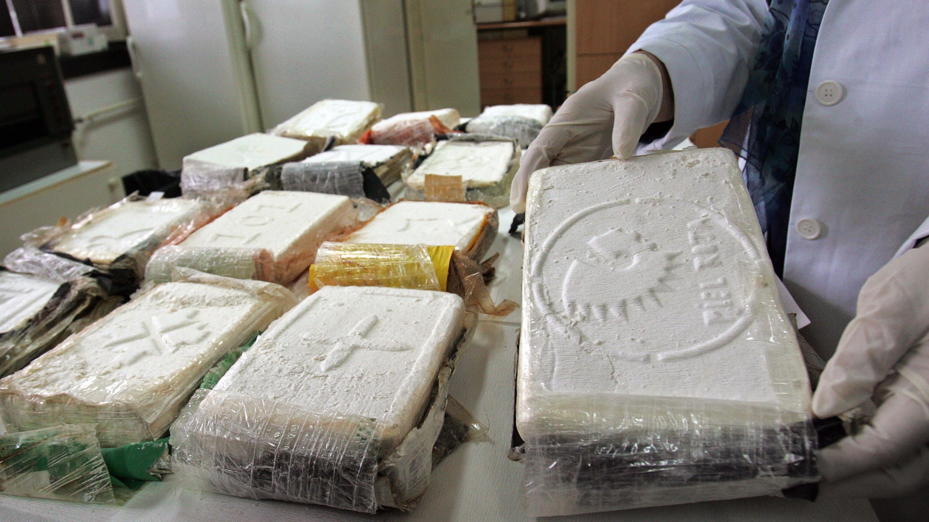 Foto genérica de un cargamento de cocaína decomisado en Europa con el sello Piel Roja en uno de los bloques.