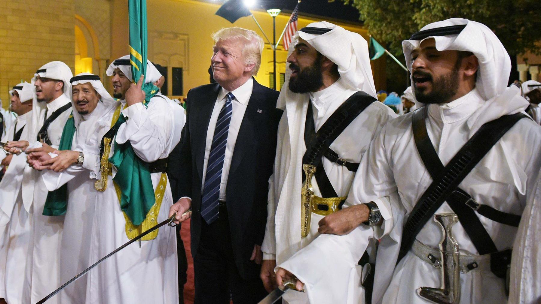 الرئيس الأمريكي دونالد ترامب ينضم إلى الراقصين بالسيوف في حفل ترحيب قبل مأدبة في قصر المربع في الرياض في 20 مايو/أيار 2017.