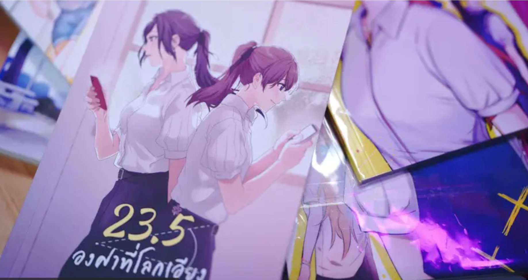 泰劇《世界傾斜23.5度》中的男女主角在漫畫中被描繪成這樣：兩人在落地窗前擦肩而過，各自低頭看著手機螢幕，臉上洋溢著幸福的笑容。