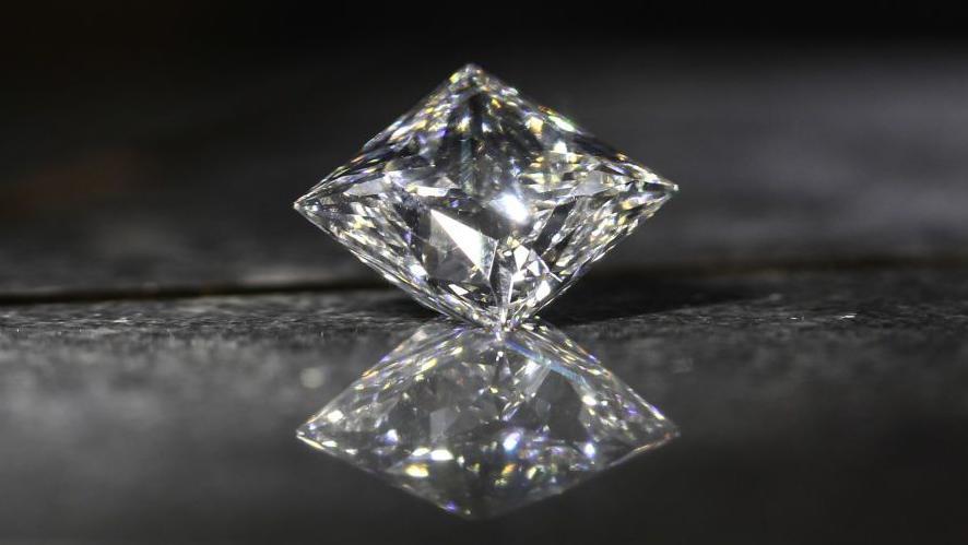 Un primer plano de un diamante creado en laboratorio.
