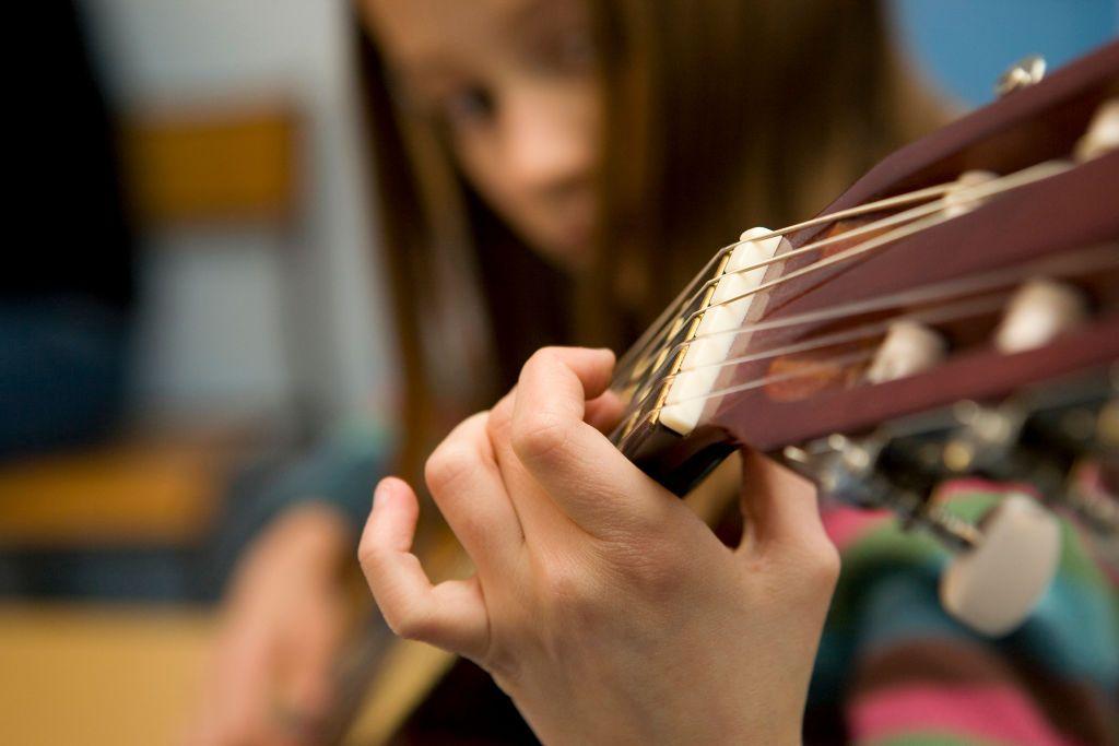 Criança tocando violão