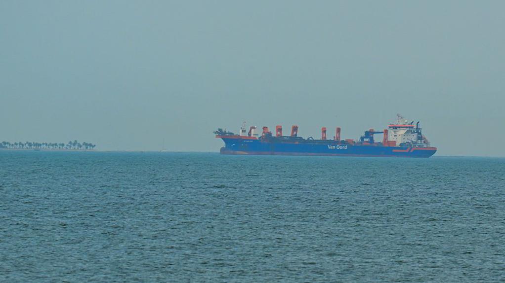 Navio comercial ancorado na costa dos Emirados &Aacute;rabes Unidos devido a interrup&ccedil;&otilde;es na navega&ccedil;&atilde;o no Estreito de Ormuz, em Dubai, em 2 de mar&ccedil;o