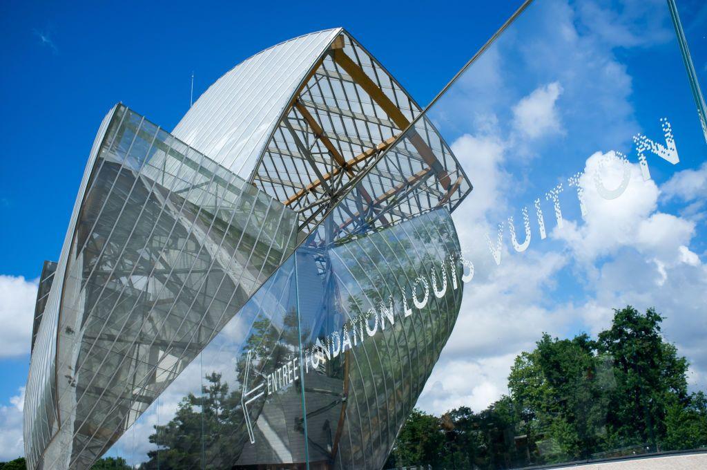 La Fundación Louis Vuitton, museo de arte y centro cultural diseñado por el arquitecto Frank Gehry, en el bosque de Boulogne, en el distrito 16 de París, el 20 de mayo de 2017. (Foto de Alberto Pezzali/NurPhoto vía Getty Images)