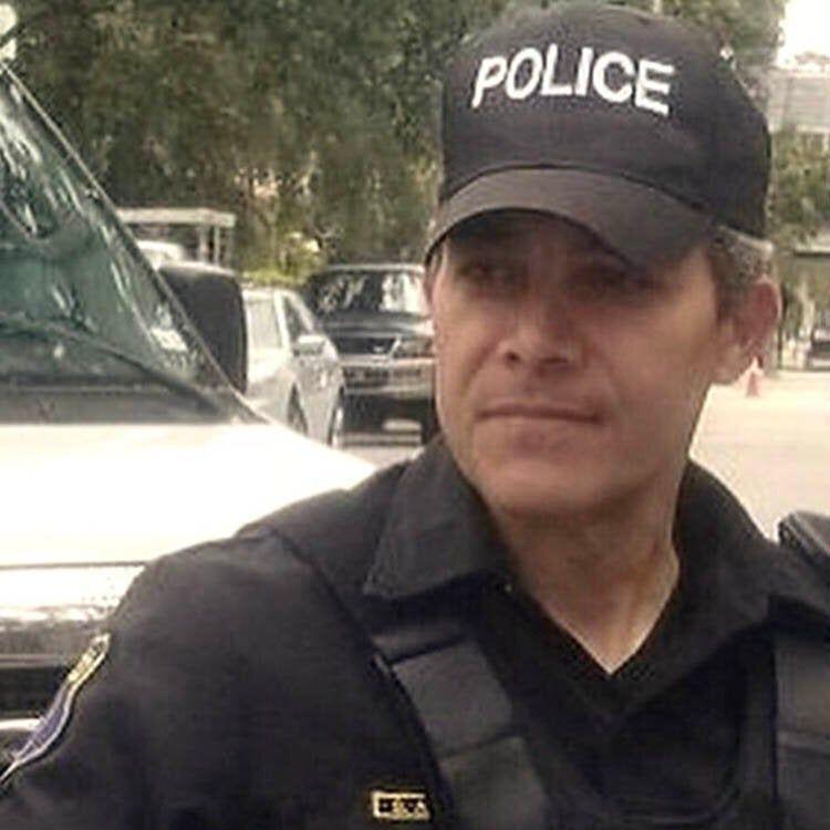 Rafael Quero Silva, vestido como policial durante sua participa&ccedil;&atilde;o na novela 'Mi Familia Perfecta', na rede de TV Telemundo