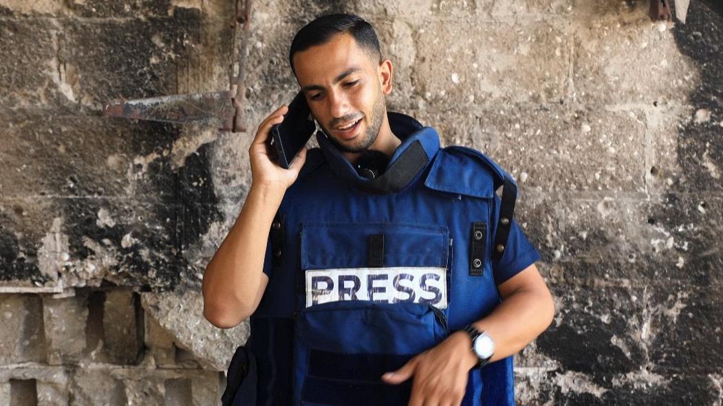 Novinar Al Džazire Anas Al Šarif razgovara telefonom u Gazi 13. avgusta 2024.