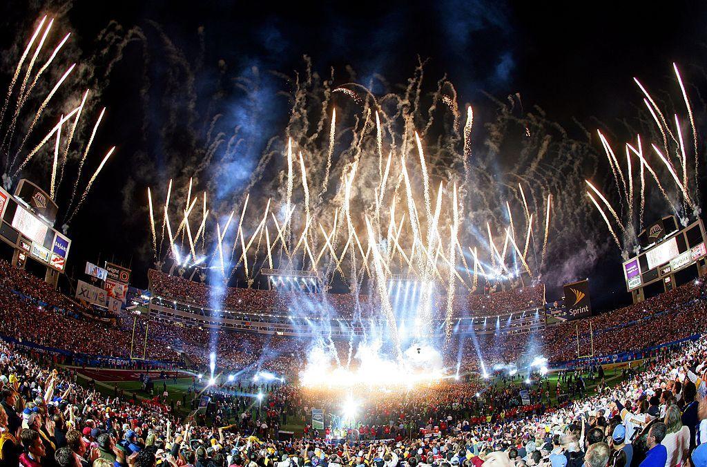 Foto aérea de un estadio de fútbol americano durante un Super Bowl.