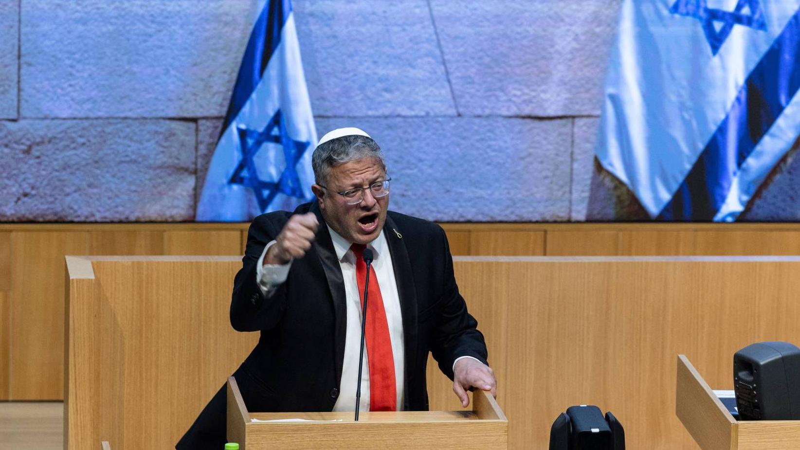 El ministro de Seguridad Nacional de extrema derecha de Israel, Itamar Ben-Gvir, habla durante una sesión en la que el parlamento israelí aprueba una ley que convierte la pena de muerte en una sentencia por defecto para los palestinos condenados en tribunales militares por ataques mortales.
