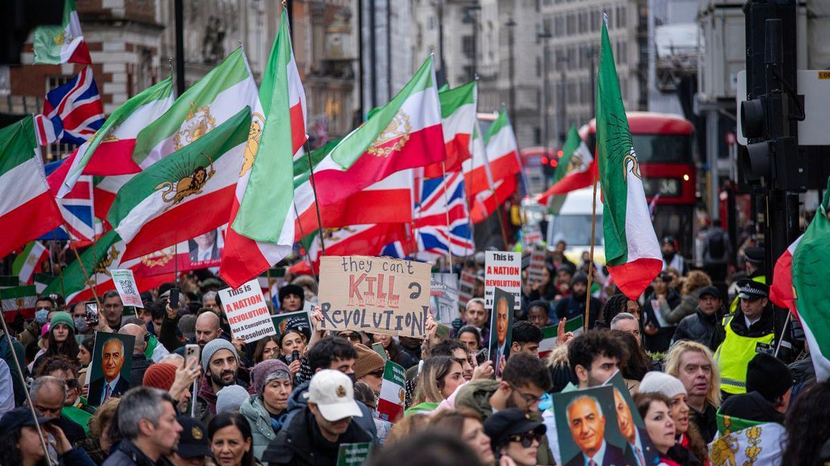  لوّح متظاهرون بالأعلام ورفعوا صور ولي العهد الإيراني، رضا بهلوي، خلال مسيرة احتجاجية في لندن. سار مئات من أنصار النظام الملكي الإيراني في شوارع وسط لندن، المملكة المتحدة. أراد المتظاهرون إظهار دعمهم للمتظاهرين المناهضين للحكومة في إيران. ويطالب المتظاهرون باستبدال المرشد الأعلى الإيراني، آية الله علي خامنئي، ونظامه بولي العهد الإيراني، رضا بهلوي، المقيم في المنفى بالولايات المتحدة.