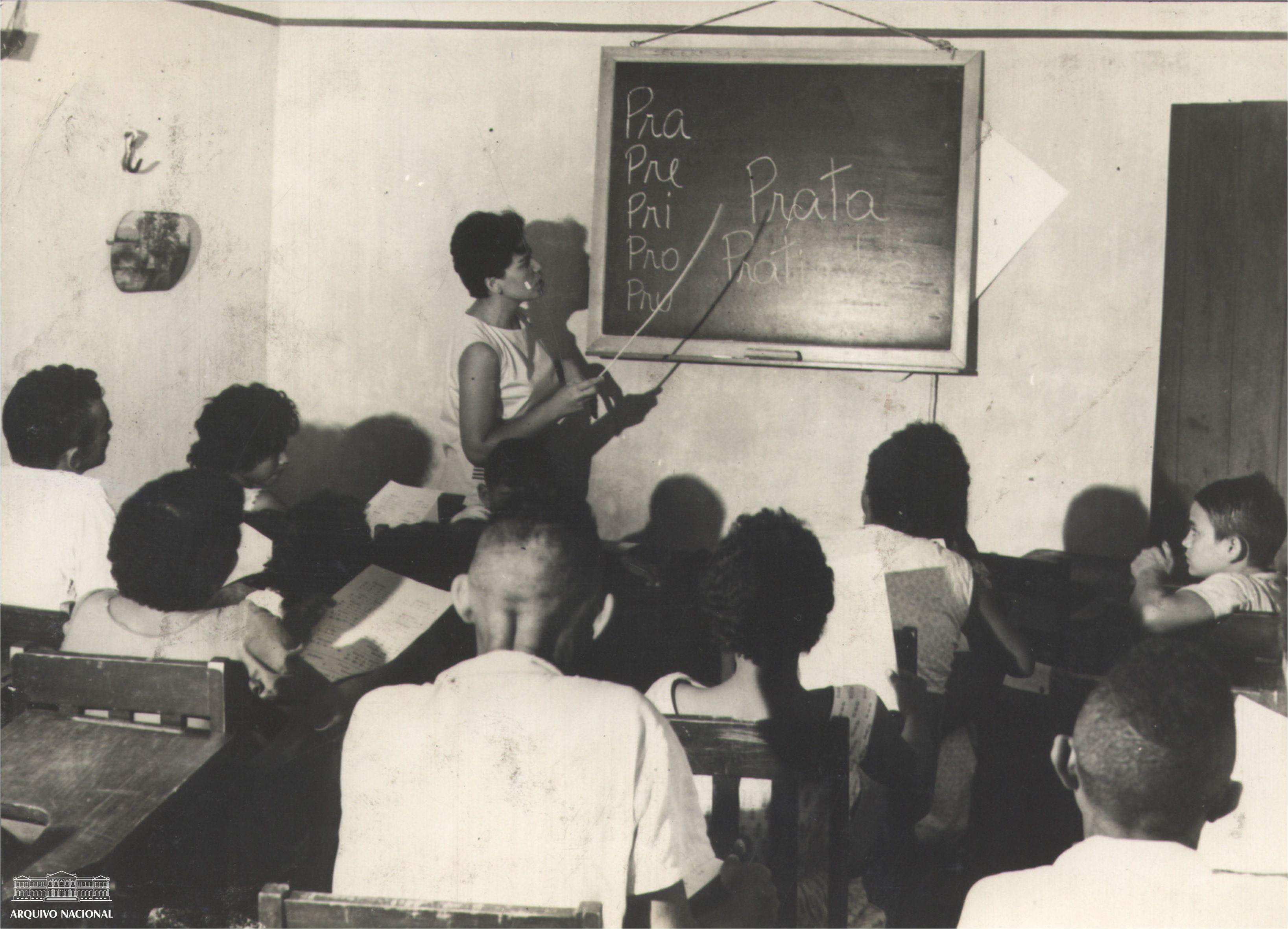 Sala de aula de curso de alfabetização para adultos e crianças no Rio, em 1963, ano em que foi instituído o Dia do Professor no Brasil 