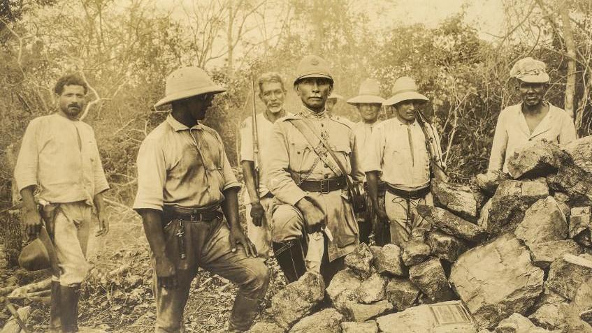 Rondon ao lado de v&aacute;rios homens em uma floresta