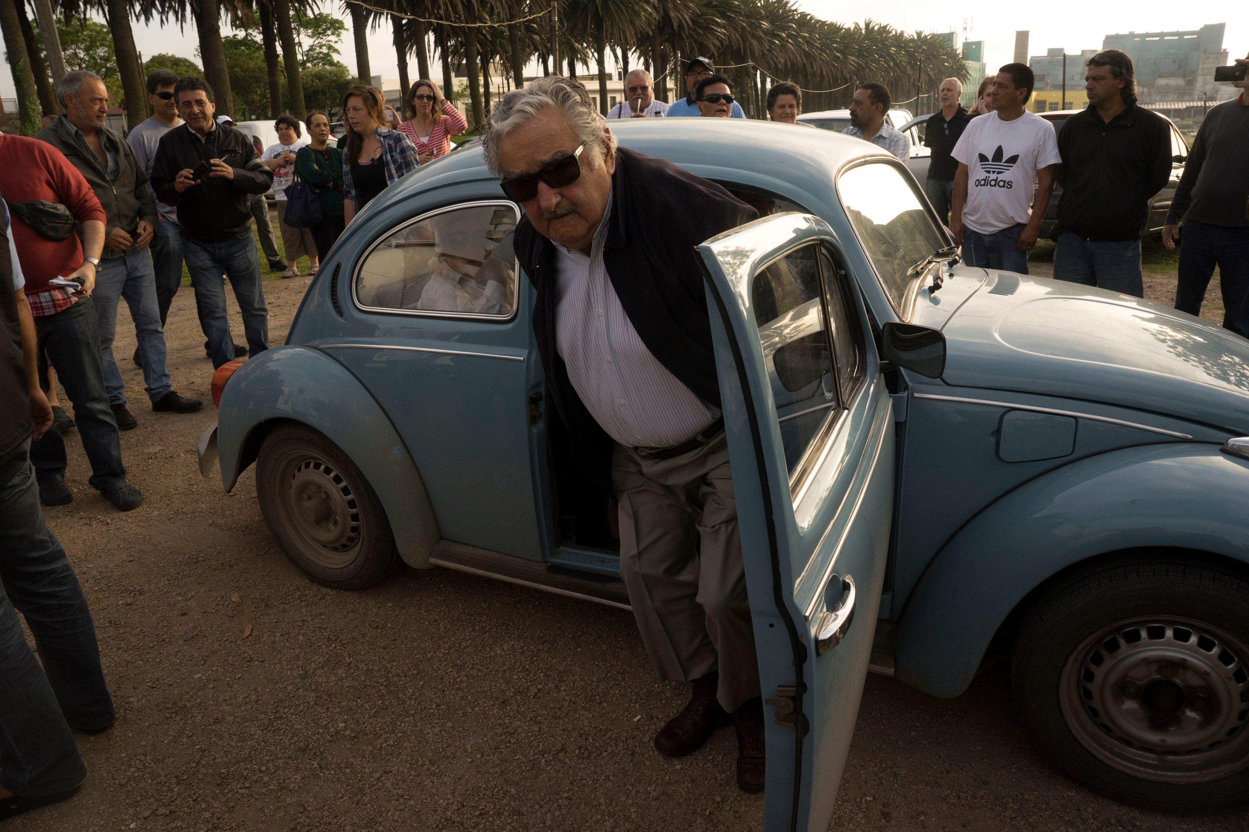 José Mujica en su Volkswagen "escarabajo" celeste de 1987.