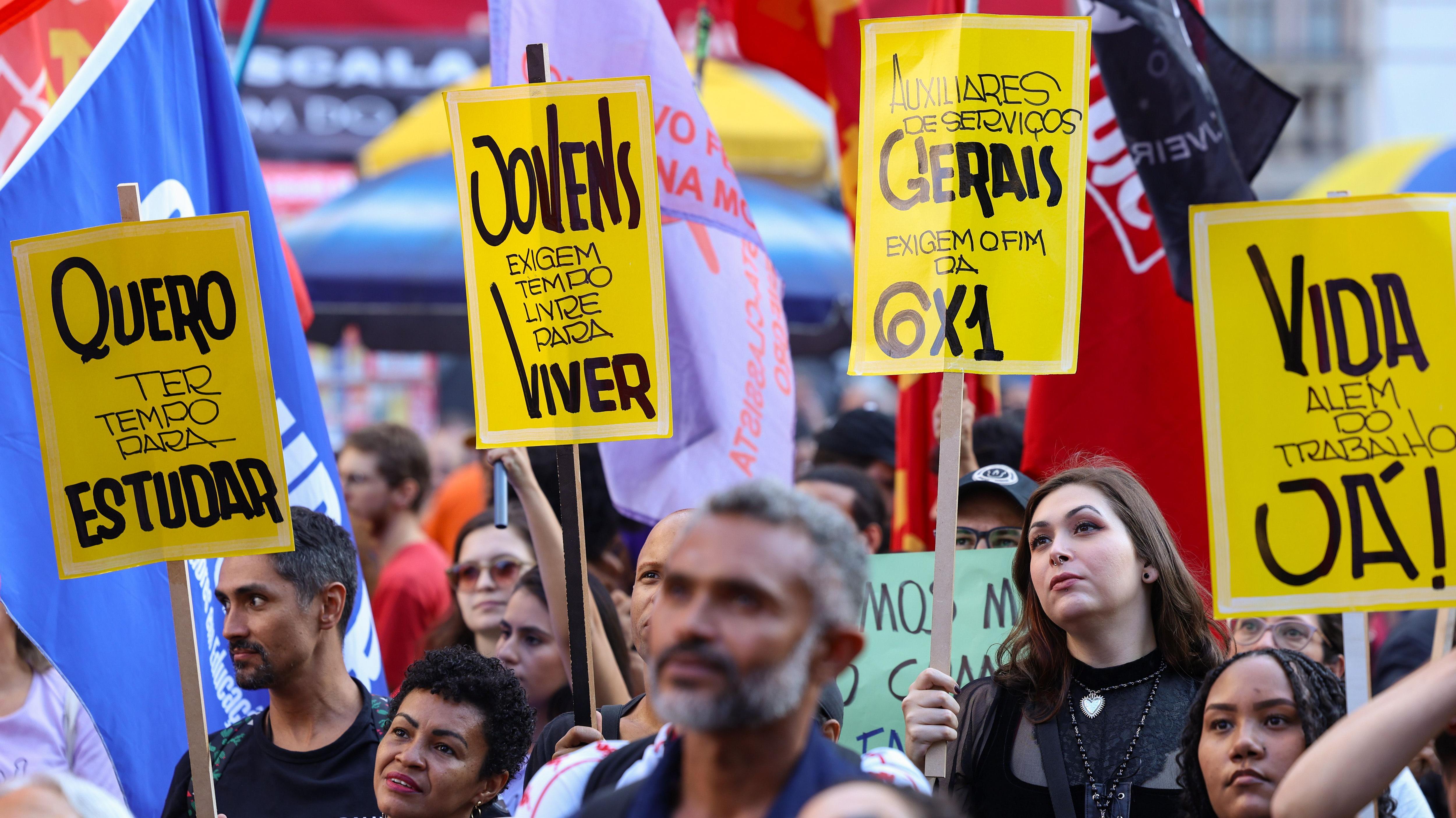 Ato do Dia do Trabalhador pede o fim da escala 6x1 e melhores condi&ccedil;&otilde;es de trabalho e renda, na Cinel&acirc;ndia, no centro da capital fluminense. Em 1&ordm; de maio de 2025