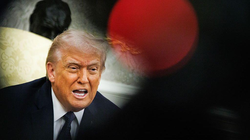 El presidente de Estados Unidos, Donald Trump, habla durante una reunión con Friedrich Merz, canciller de Alemania, no mostrado, en la Oficina Oval de la Casa Blanca en Washington, DC, EE. UU., el martes 3 de marzo de 2026. Merz dijo que tenía la intención de discutir con el presidente Donald Trump los próximos pasos en la guerra contra Irán en medio de preguntas sobre el objetivo final de la administración estadounidense después de que lanzara ataques contra la República Islámica. Fotógrafo: Samuel Corum/Sipa/Bloomberg vía Getty Images