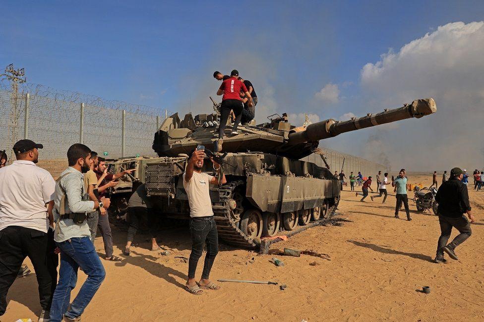 Un grupo de palestinos toman un tanque israelí después de cruzar la valla fronteriza con Israel desde Jan Yunis en el sur de la Franja de Gaza.