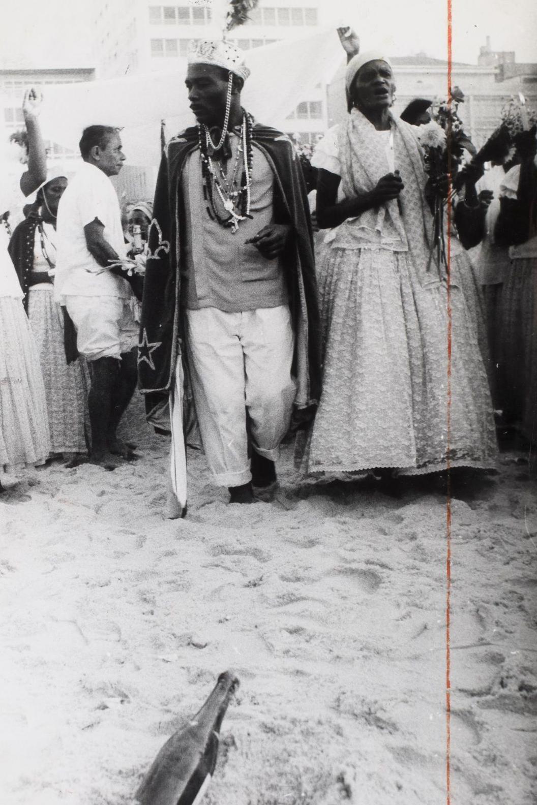 Celebra&ccedil;&atilde;o a Iemanj&aacute; em praia do Rio de Janeiro em 1972