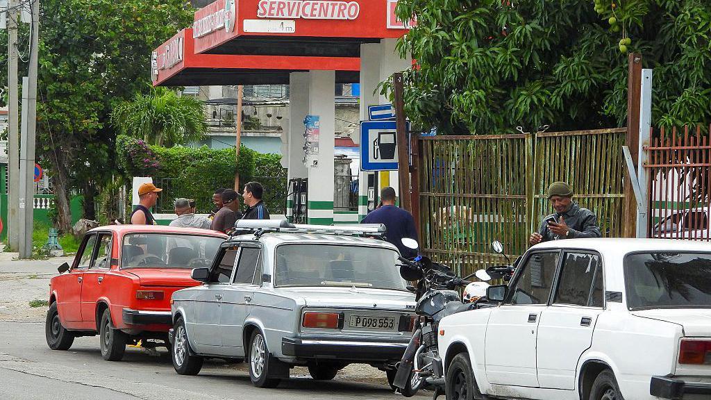 Ve&iacute;culos em fila, esperando para reabastecer em um posto de gasolina de Havana