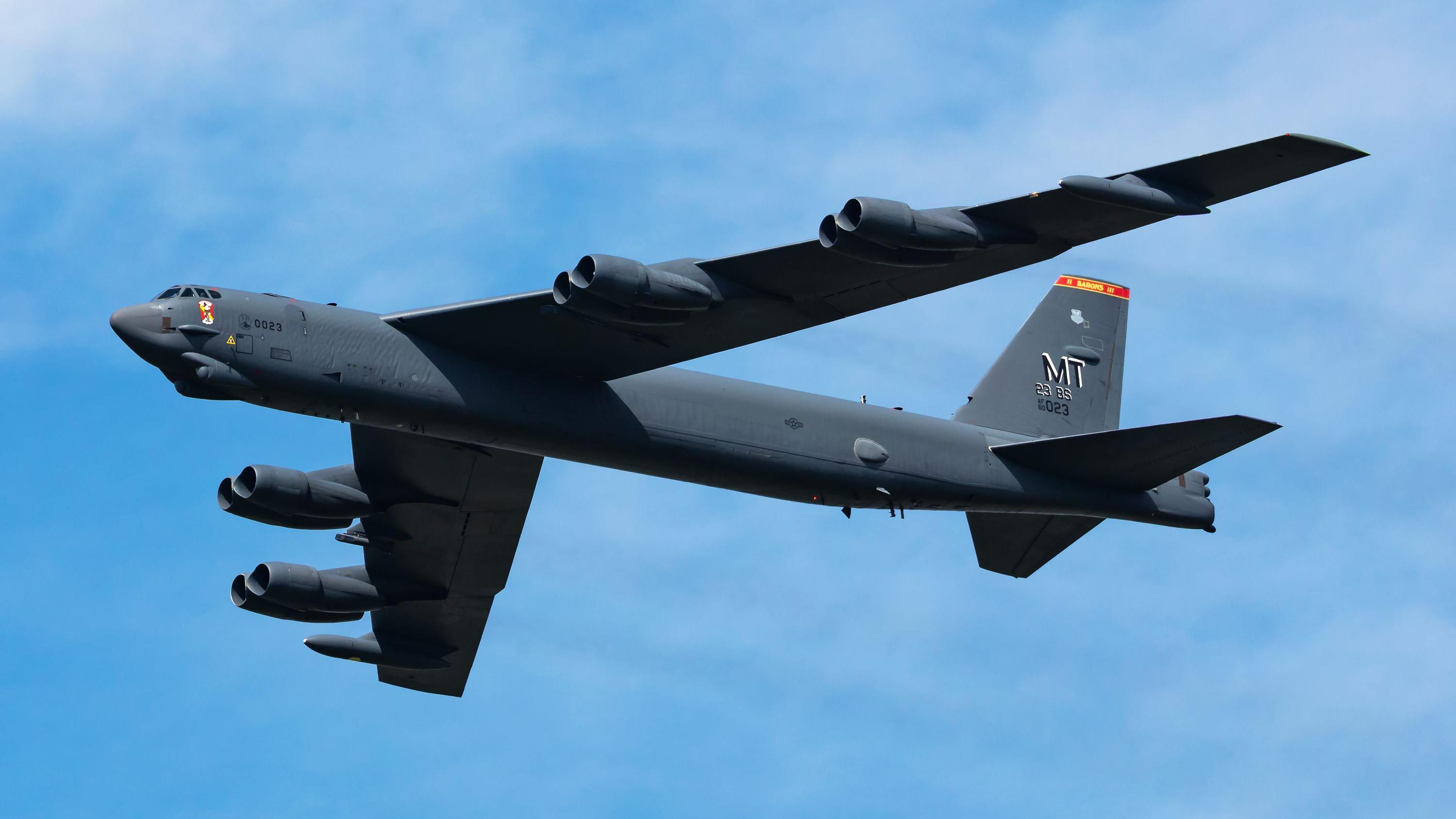طائرة قاذفة استراتيجية من طراز بوينغ B-52 ستراتوفورتريس تابعة لسلاح الجو الأمريكي في قاعدة جوية