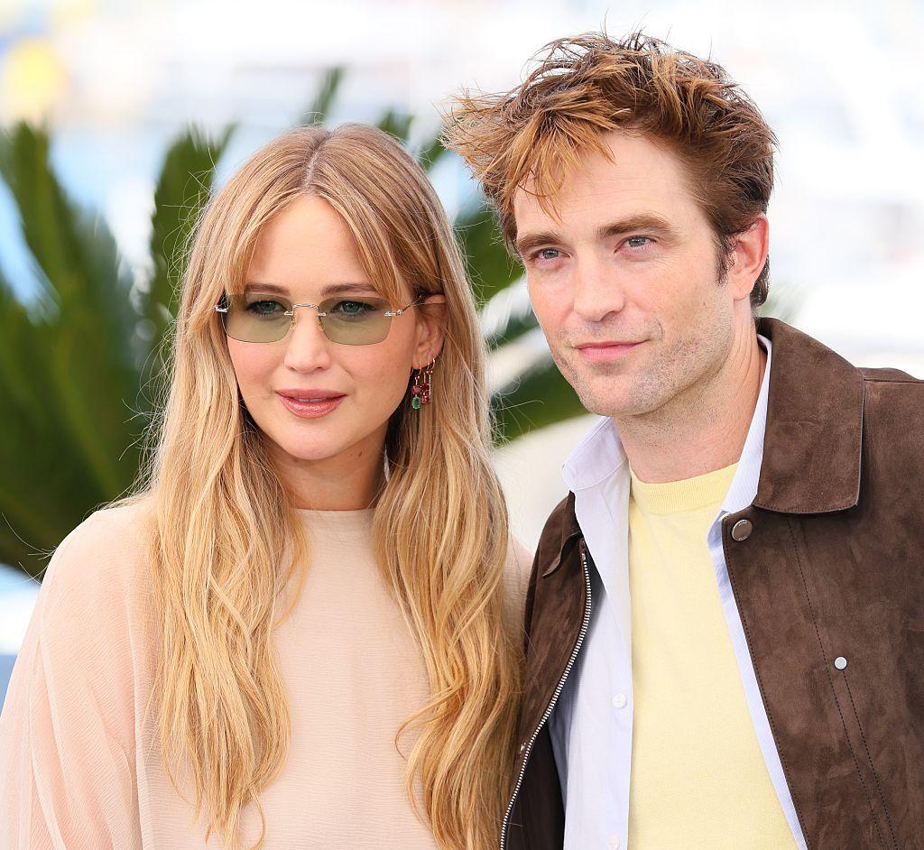 Jennifer Lawrence y Robert Pattinson posan frente a las cámaras en el Festival de Cannes de 2025.
