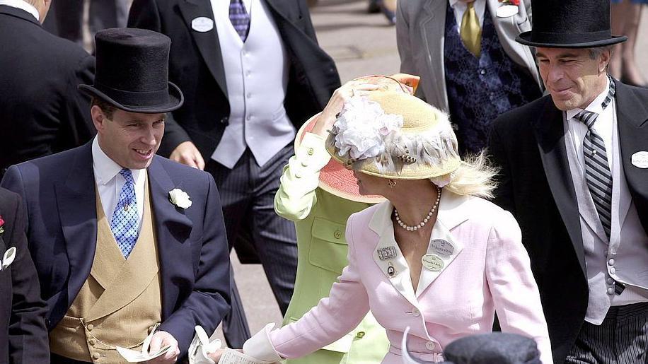 El príncipe Andrés (izquierda) y Jeffrey Epstein (extremo derecho) en las carreras de caballos de Ascot. Con ellos están Eduardo (extremo izquierdo) y Caroline Stanley (de rosa), conde y condesa de Derby.