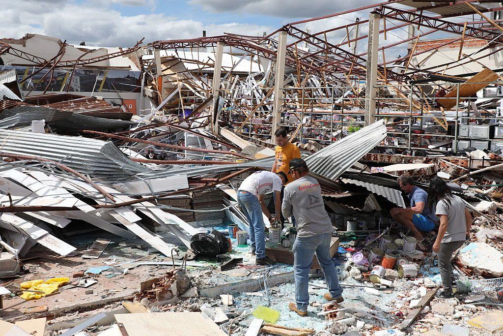 Moradores removem os destro&ccedil;os causados ??por tornado  que atingiu a cidade de Rio Bonito do Igua&ccedil;u, no Paran&aacute;, em 8 de novembro de 2025.