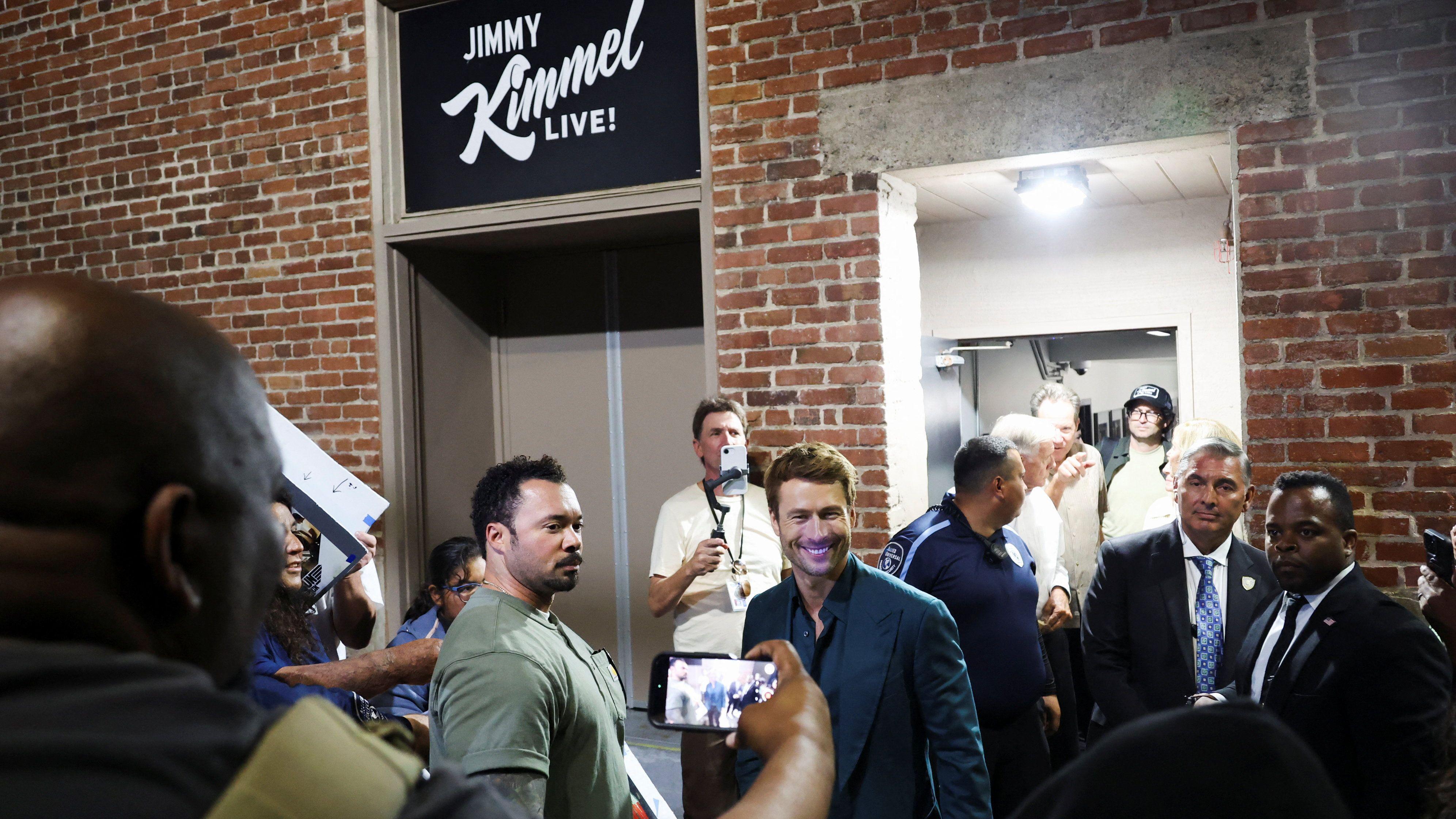 Glen Powell se marcha después de que el programa 'Jimmy Kimmel Live!' se grabara para su emisión, el día después de que Disney anunciara que el programa regresaría a su programación de ABC tras la suspensión temporal de Kimmel por sus comentarios sobre Charlie Kirk, en Los Ángeles, California, EE. UU., 23 de septiembre de 2025. REUTERS/Aude Guerrucci