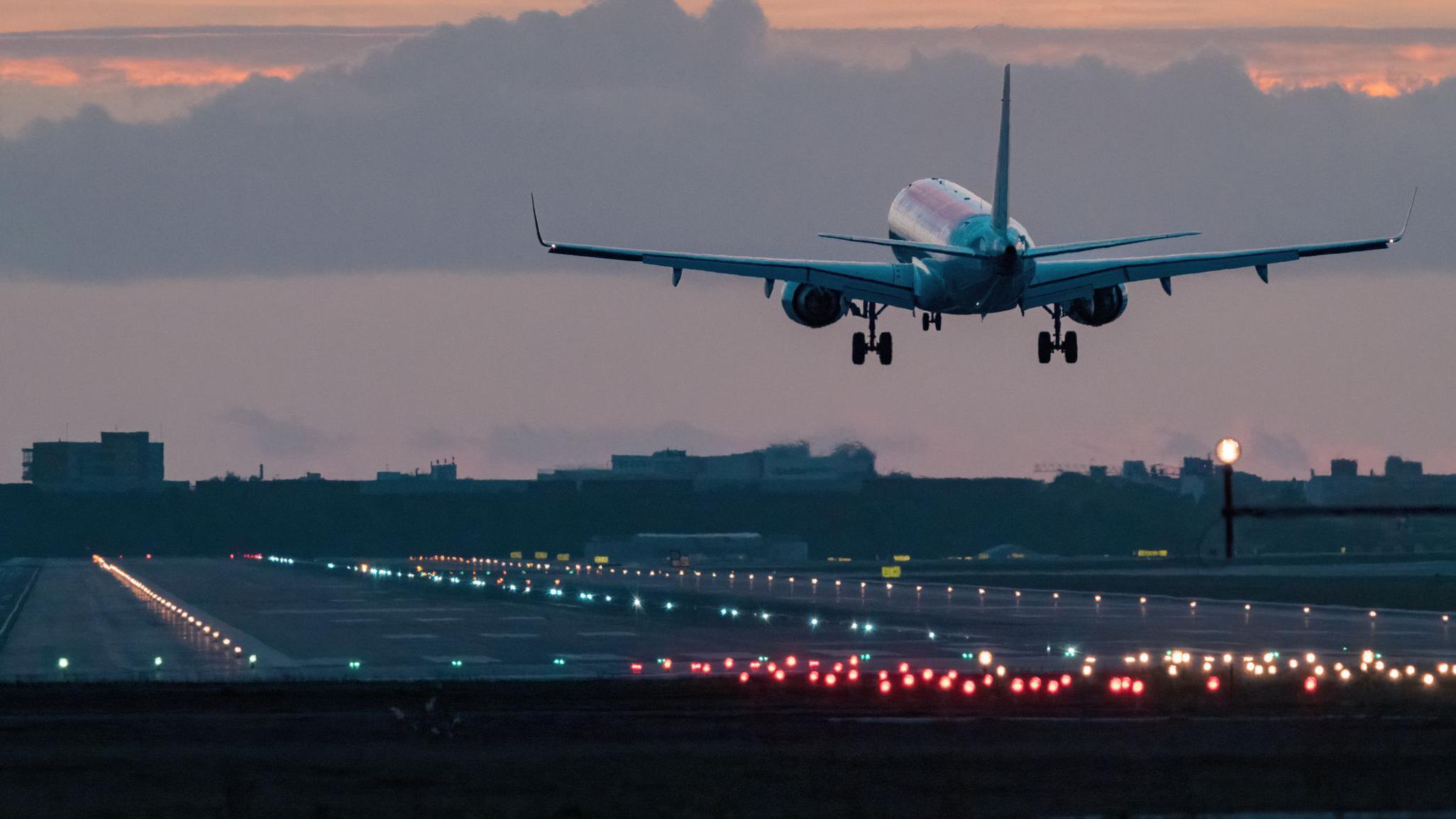 Un avión en una pista de aterrizaje. 