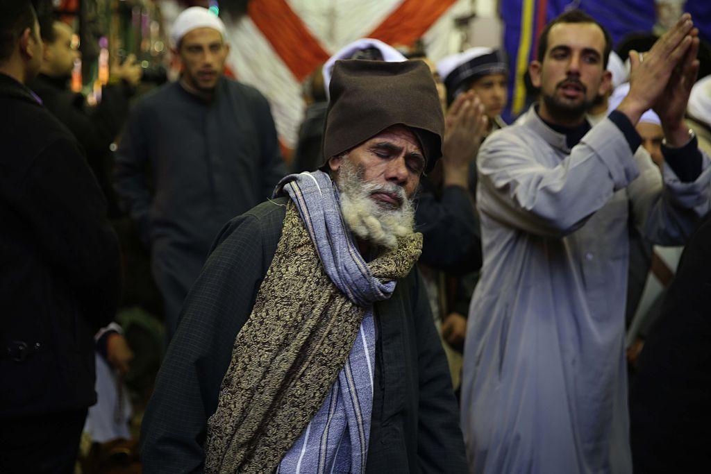 أحد الذاكرين الهائمين في أحد الموالد في القاهرة في 9 فبراير/شباط 2016.