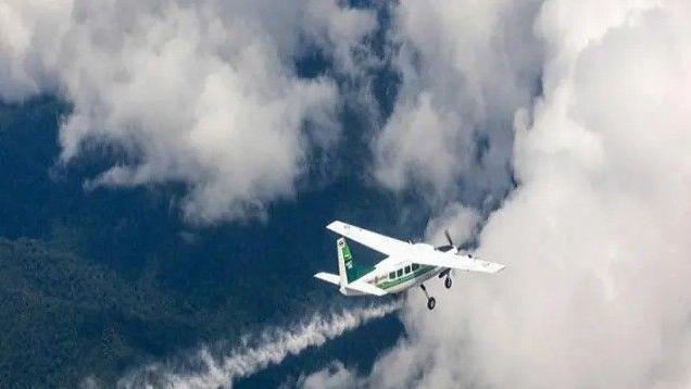 طائرة تمرُق بين الغيوم 