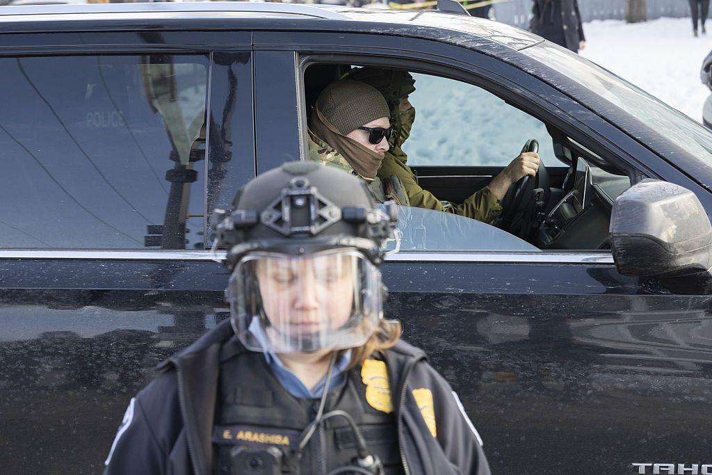 Agentes de ICE se encuentran en la escena donde agentes de ICE dispararon fatalmente a una mujer más temprano en el día en Minneapolis, Minnesota, Estados Unidos, el 7 de enero de 2026.  (Foto de Christopher Juhn/Anadolu vía Getty Images)