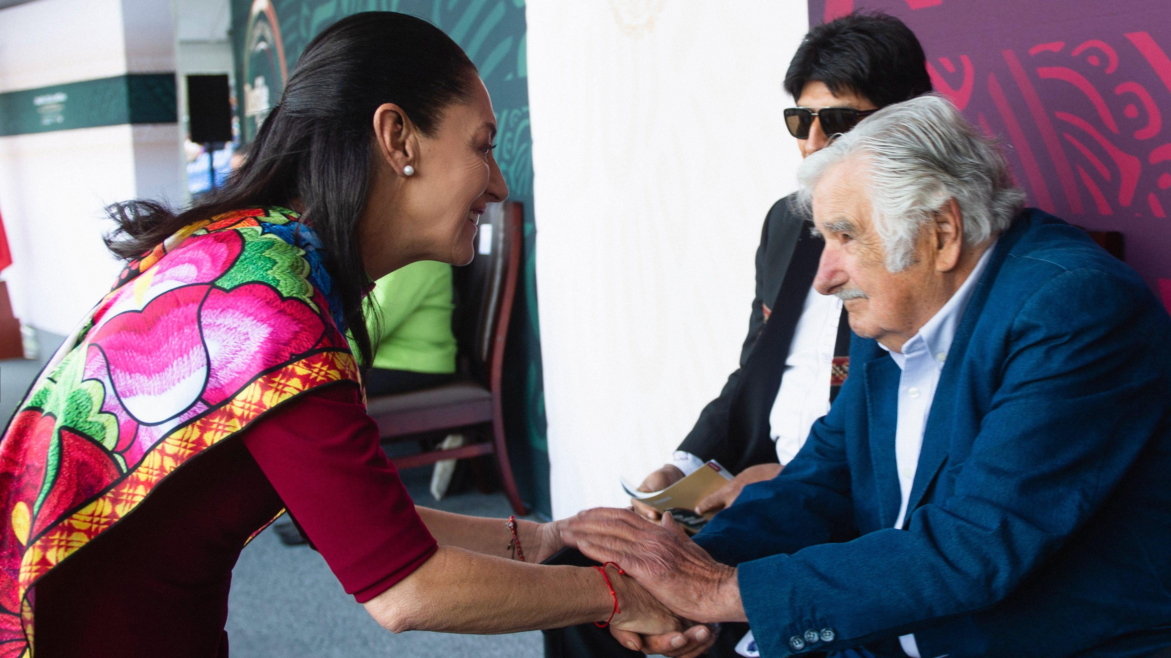 La presidenta de México, Claudia Sheinbaum, y el expresidente de Uruguay José Mujica