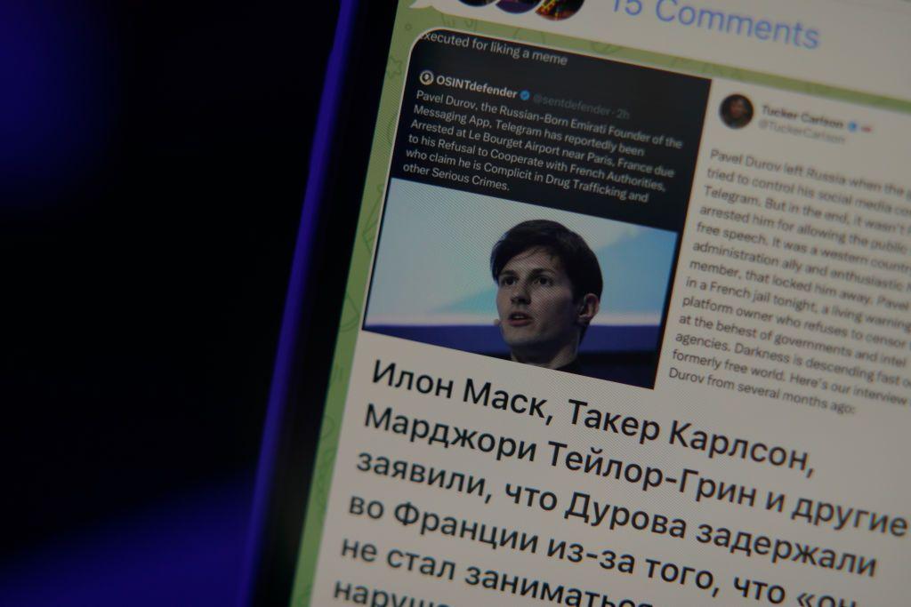 يظهر تطبيق المراسلة تيليغرام على شاشة هاتف آيفون في هذه الصورة التوضيحية الملتقطة بتاريخ 25 أغسطس/آب 2024 في وارسو، بولندا. وقد أُلقي القبض على مؤسس تيليغرام ورئيسه التنفيذي، بافيل دوروف، في باريس بتهم تتعلق بعدم اتخاذ إجراءات للحد من الاستخدامات الضارة لمنصة تيليغرام.