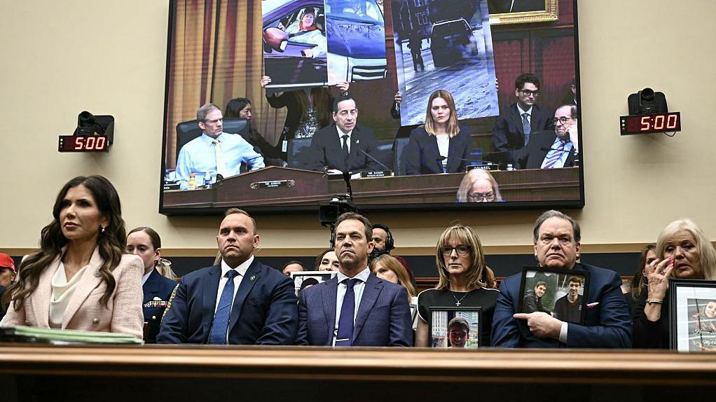 El representante de EE.UU. Jamie Raskin (mostrado en pantalla), demócrata de Maryland, habla junto a una imagen de Renee Good, quien fue asesinada por agentes federales de inmigración en Minneapolis el 7 de enero de 2026, mientras la secretaria de Seguridad Nacional de EE. UU., Kristi Noem (izquierda), testifica durante una audiencia del Comité Judicial de la Cámara sobre la supervisión del Departamento de Seguridad Nacional en el Capitolio en Washington, DC, el 4 de marzo de 2026.