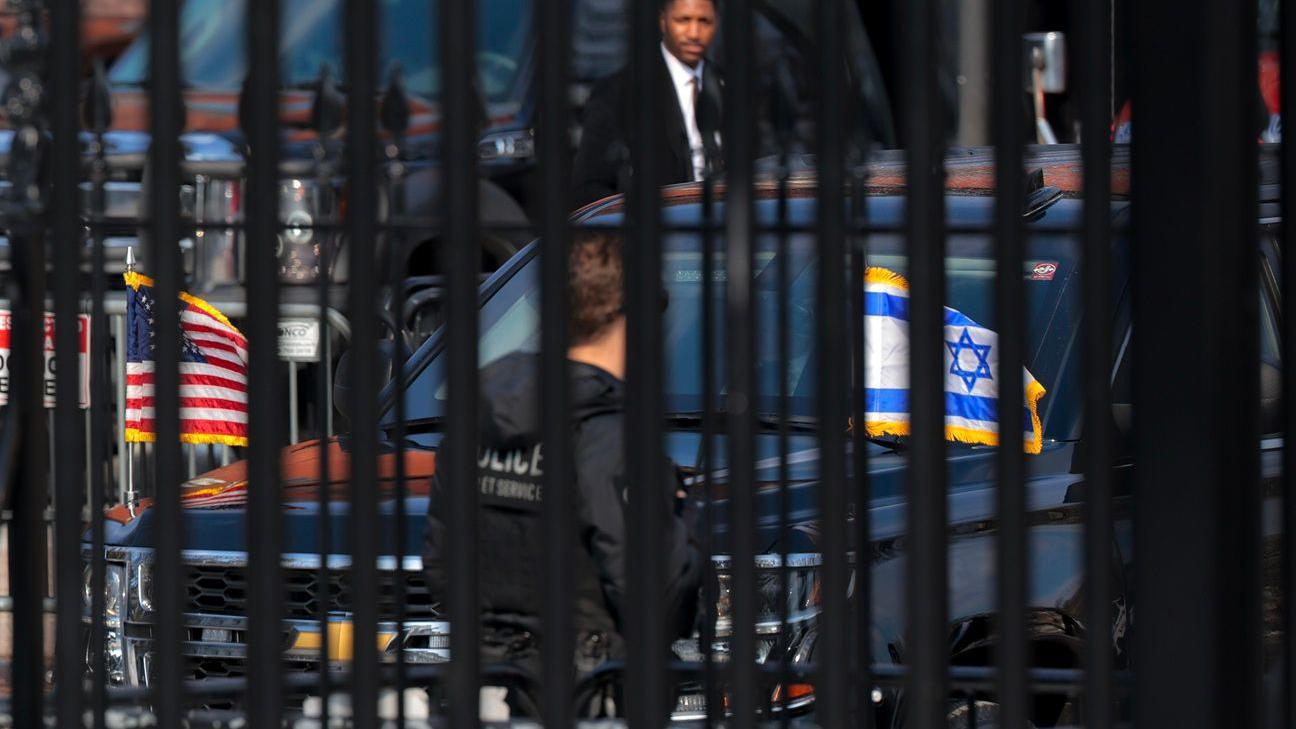  رئيس الوزراء الإسرائيلي بنيامين نتنياهو يتوجه من مقر رئاسة الوزراء في بلير هاوس إلى البيت الأبيض قبل اجتماعه مع الرئيس الأمريكي دونالد ترامب في 11 فبراير/شباط 2026  في واشنطن العاصمة. ومن المتوقع أن يناقش الزعيمان المحادثات الجارية بين الولايات المتحدة وإيران. 