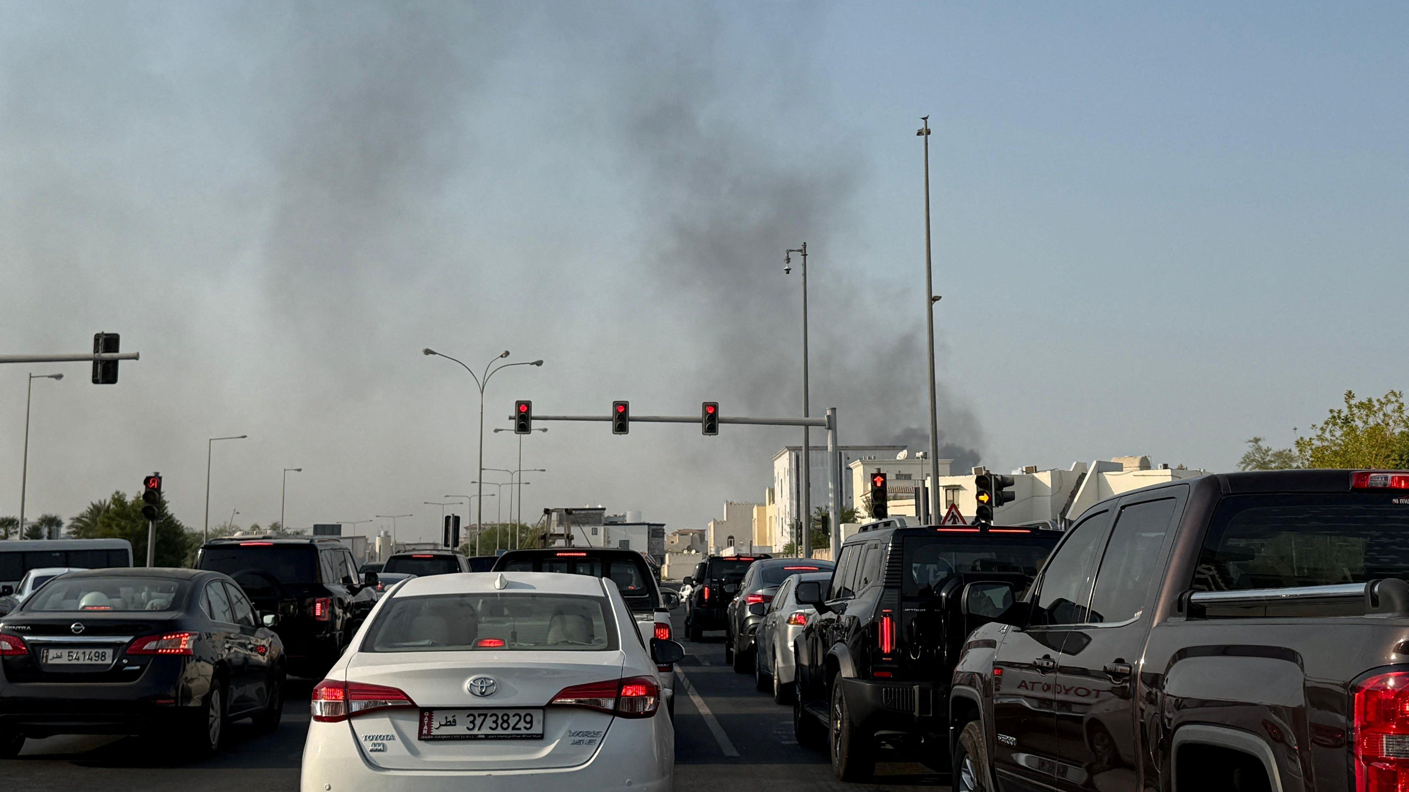 Explosiones se han escuchado en la capital de Qatar, Doha. En el horizonte se ve una columna de humo. 