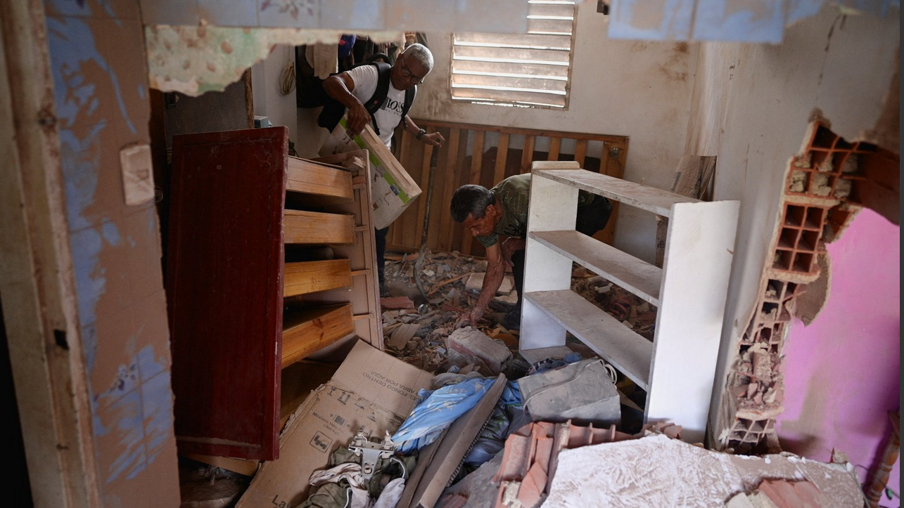 Ljudi čiste stan od štete nastale udarima američke vojske