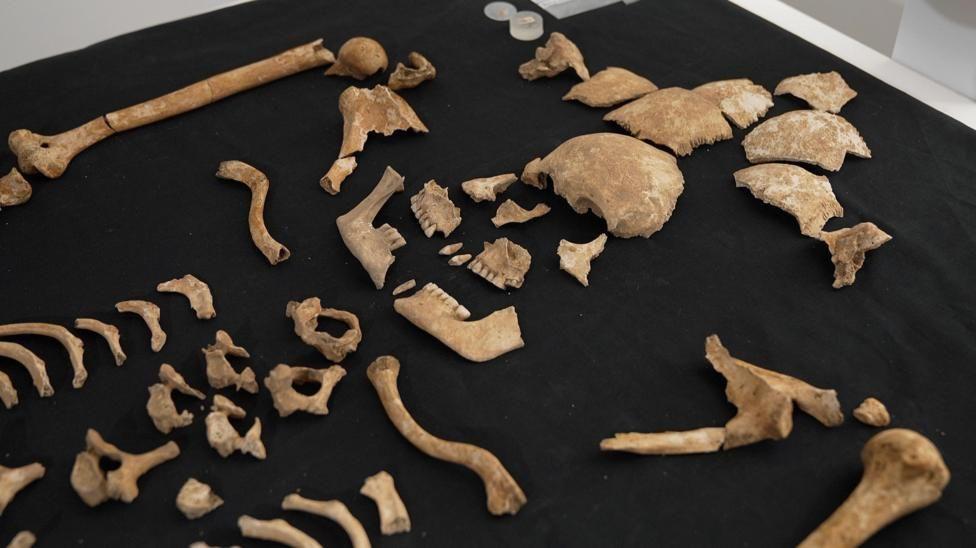 Restos hallados en el cementerio medieval