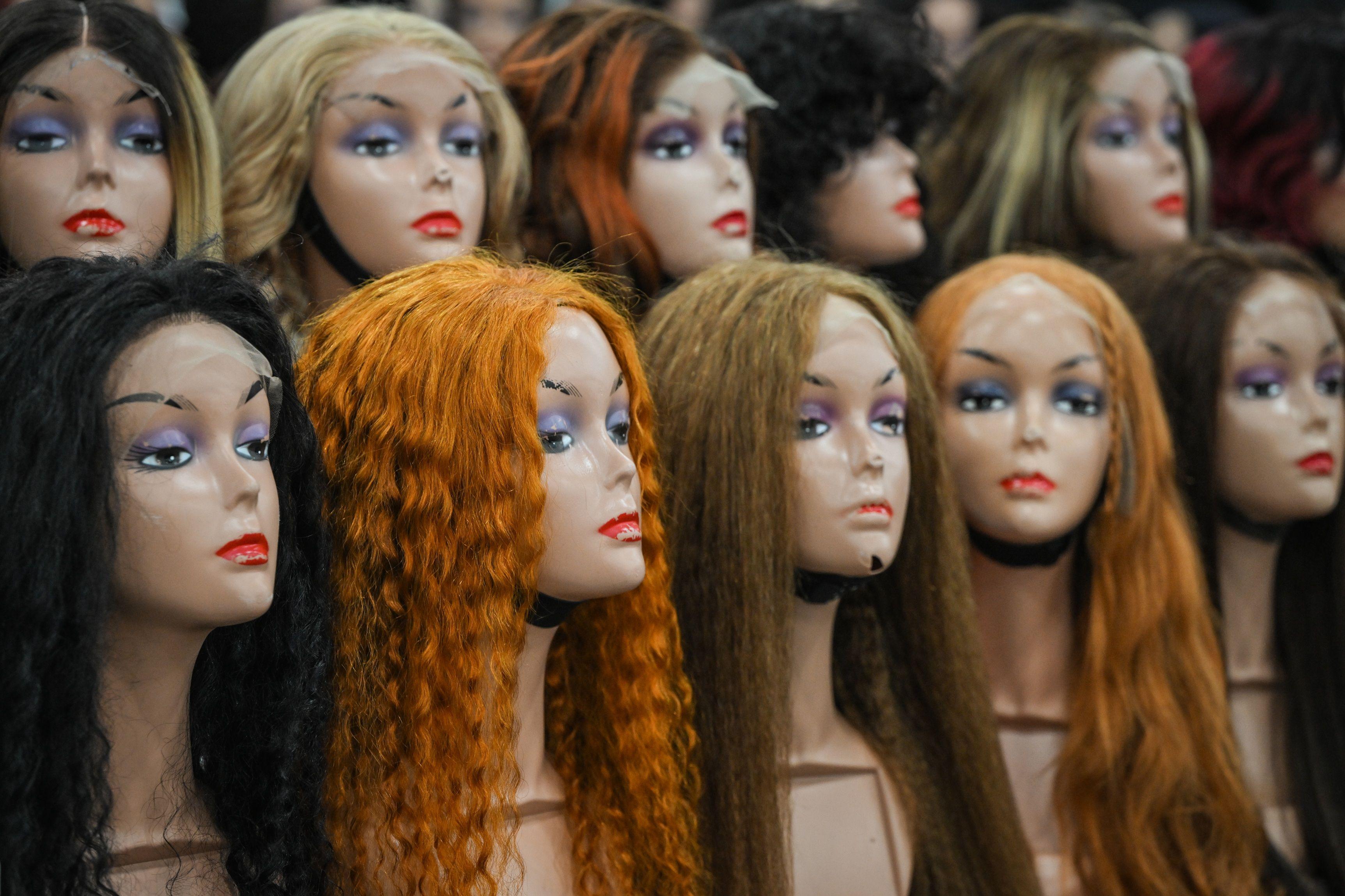 عرض لألوان مختلفة لشعر مستعار في مهرجان في كندا في 23 يوليو/تموز 2025