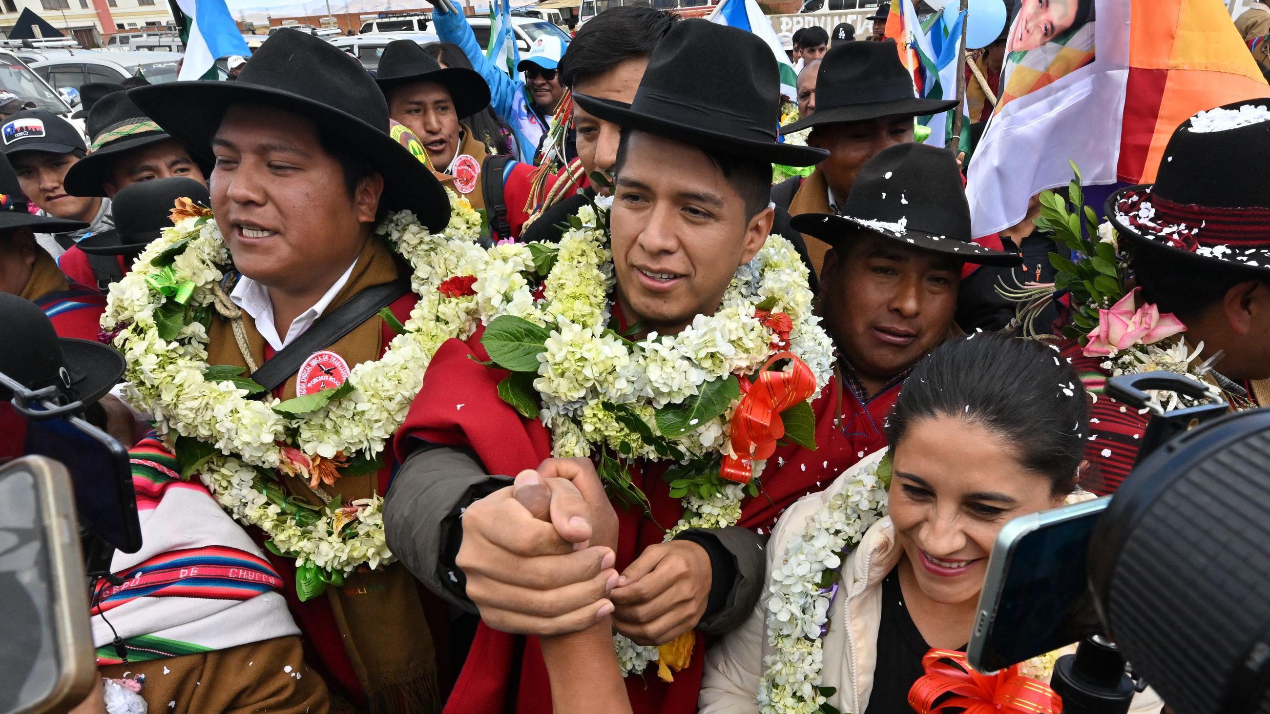 Andrónico Rodríguez, presidente del Senado y candidato presidencial por la Alianza Popular, en un acto de campaña en Huarina, Bolivia, el 24 de julio de 2025. 
