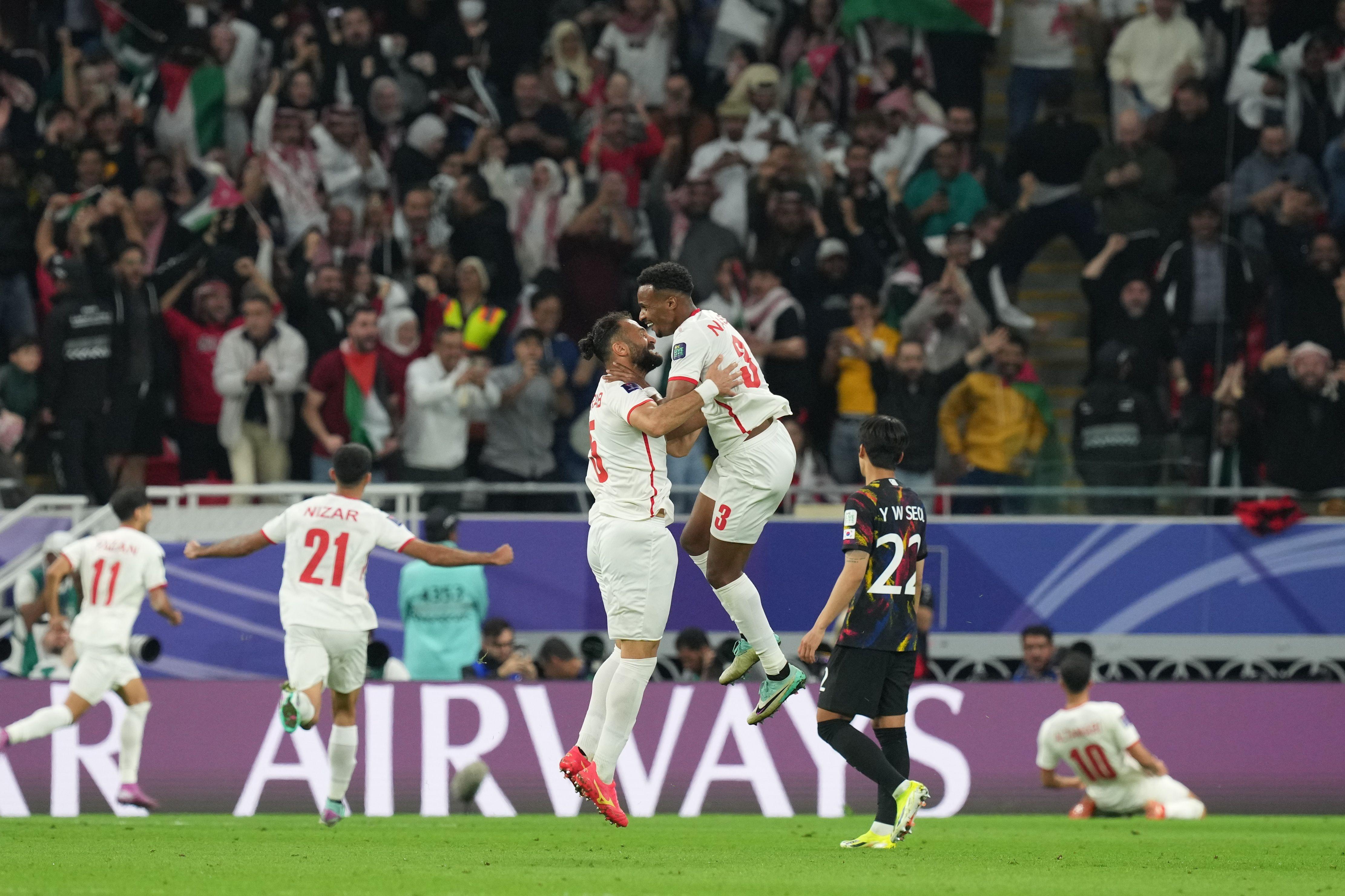 لاعبو الأردن يحتفلون بهدف موسى التعمري في مرمى كوريا الجنوبية في نصف نهائي كأس آسيا 2023