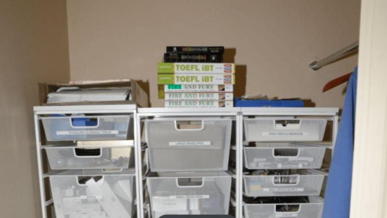 كتب بين ملفات إبستين