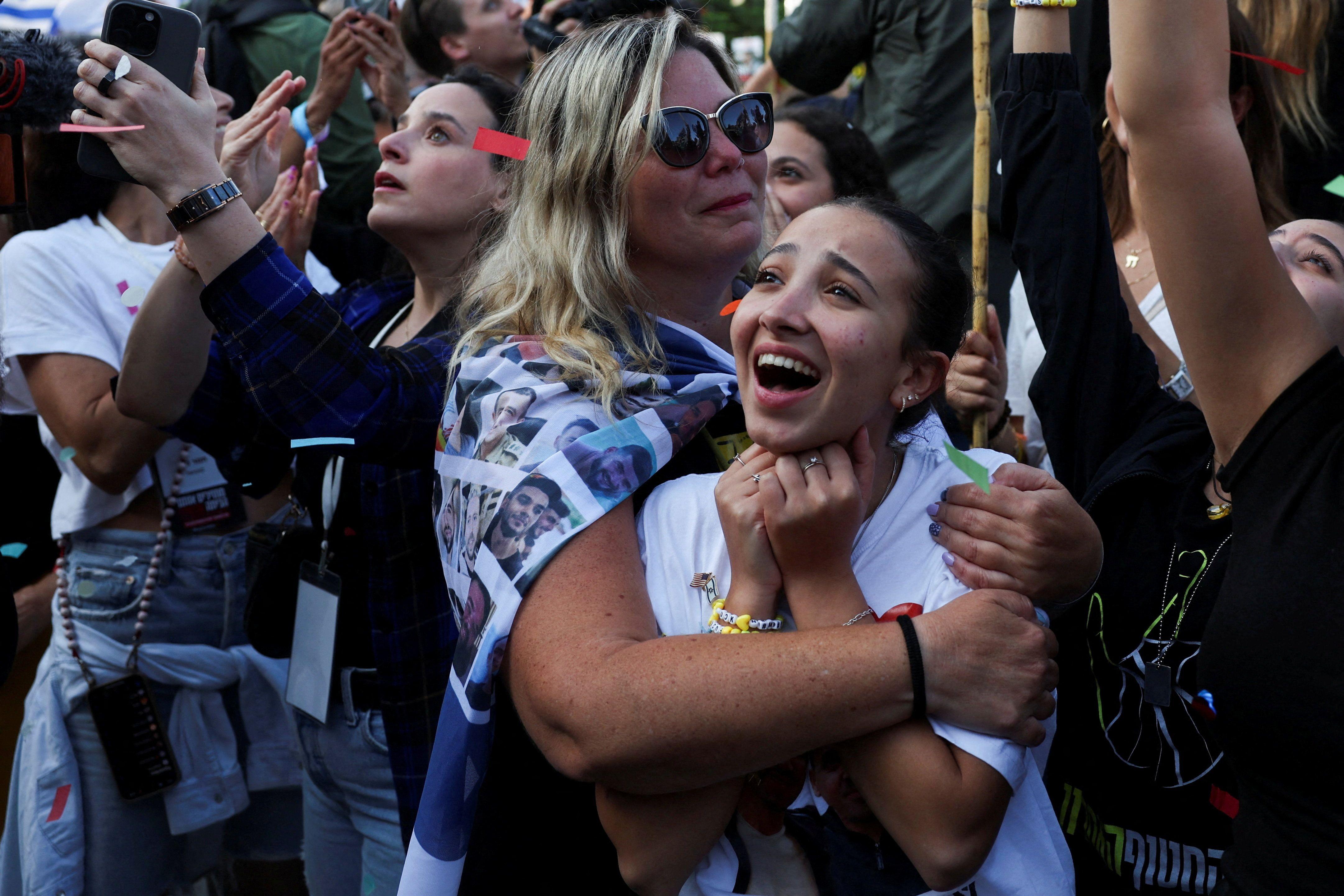 Mujer celebra la liberación de los rehenes. 