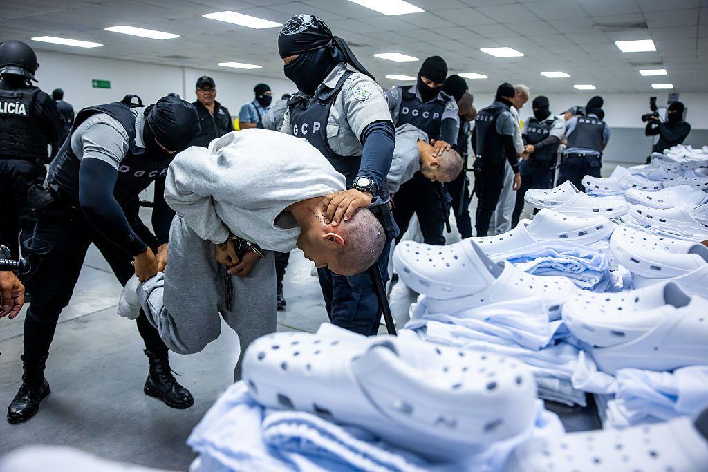 Dezessete membros da gangue venezuelana Trem de Ar&aacute;gua e da gangue MS-13, que foram deportados para El Salvador pelos EUA