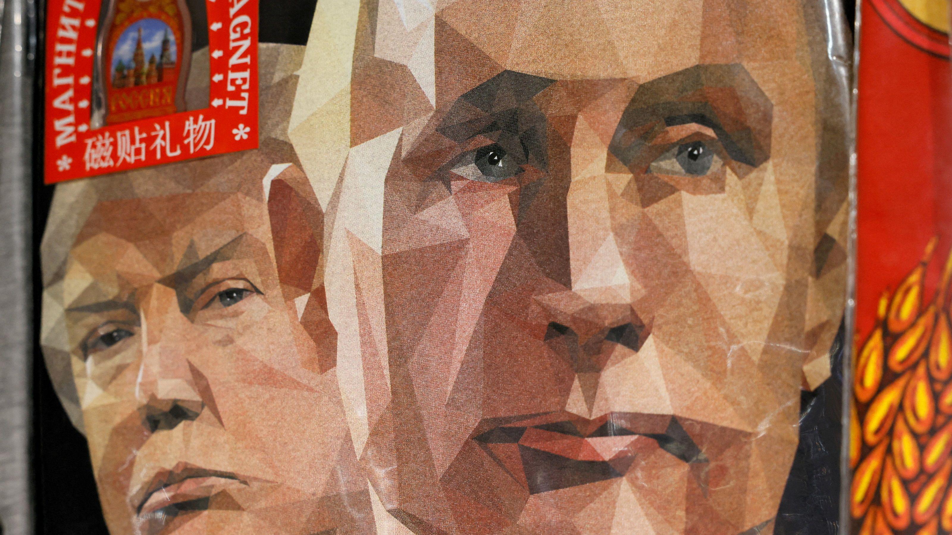 قمصان عليها صور الرئيس الروسي فلاديمير بوتن والرئيس الأمريكي دونالد ترامب معروضة للبيع في متجر للهدايا في وسط موسكو، روسيا، 12 أغسطس/آب 2025.