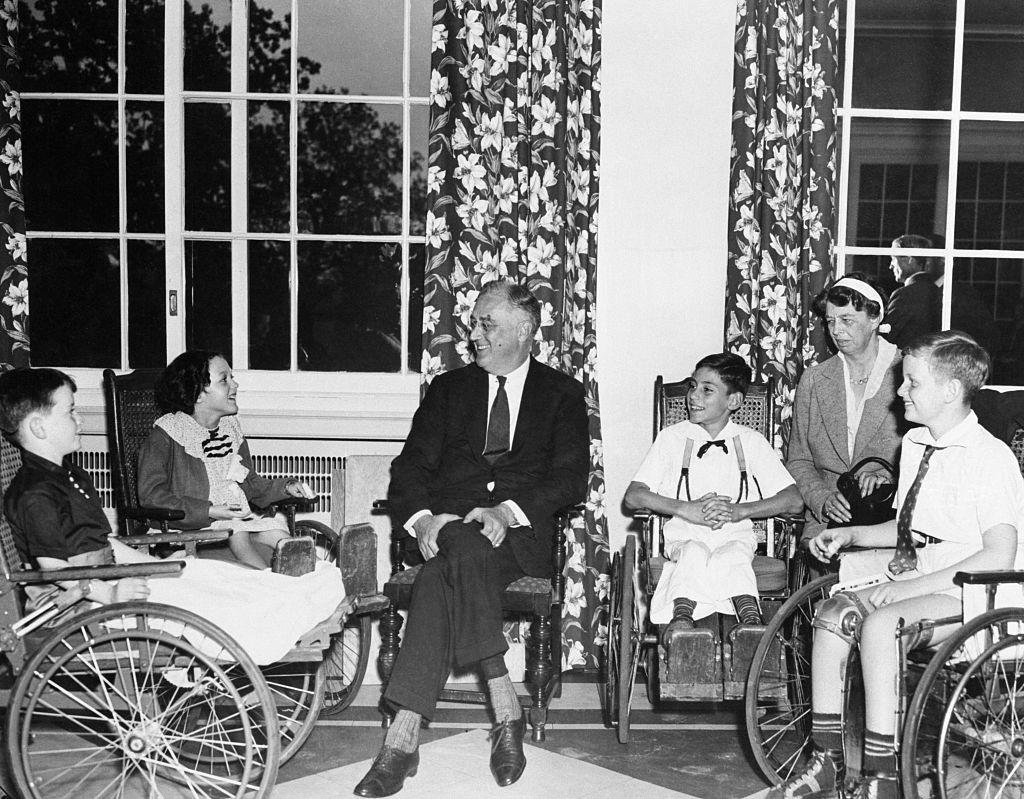 El presidente estadounidense Franklin Roosevelt con niños paralizados por la polio