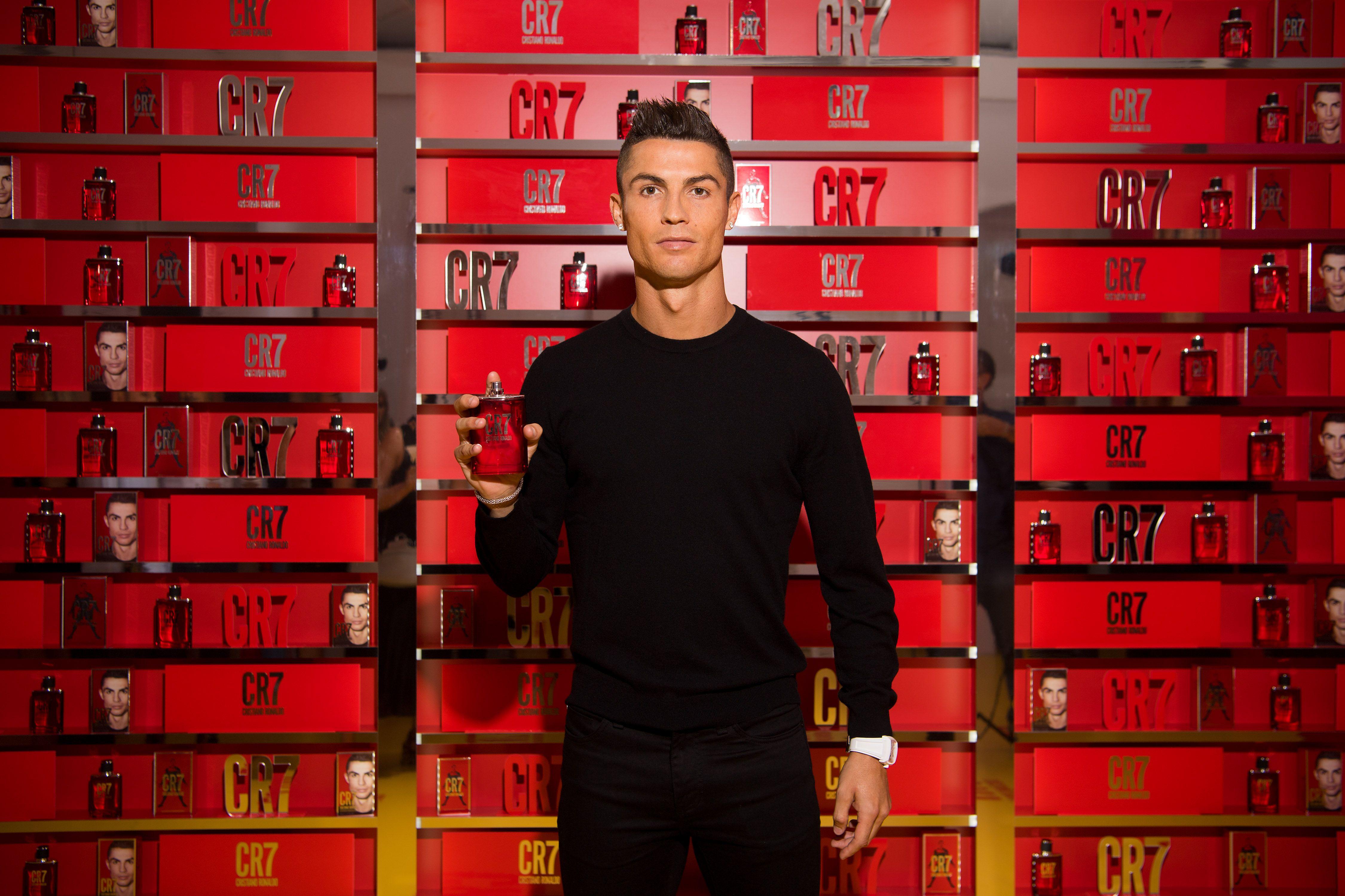 Cristiano Ronaldo exibindo sua marca de perfumes CR7